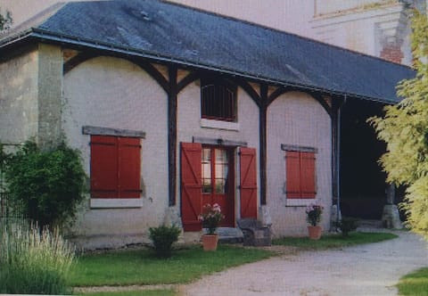 Gîte de l'orangerie du château de Jallanges- 11 personnes House in Centre-Val de Loire