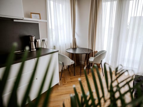 Kitchen or kitchenette, Seating area