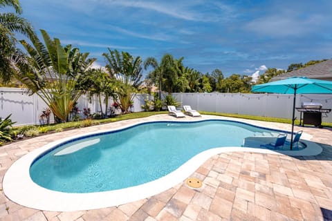 #11 Largo NW Luxurious Spacious House with a Beautiful Heated Pool Haus in Largo