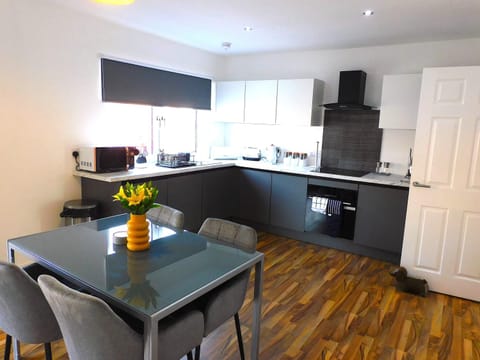 Newly refurbished 2 bedroom apartment close to station and local amenities Condo in Hamilton
