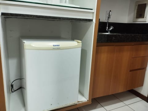 Kitchen or kitchenette, minibar