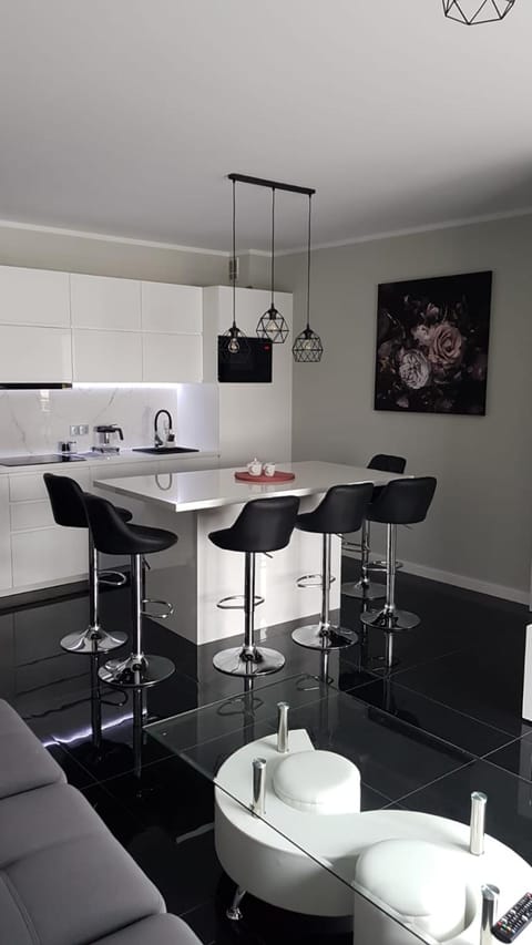 Apartament HAPPY 11 - BASEN & KORT TENISOWY, OCHRONA 24h - 3 sypialnie, dla maksymalnie 8 osób Apartment in West Pomeranian Voivodeship, Poland