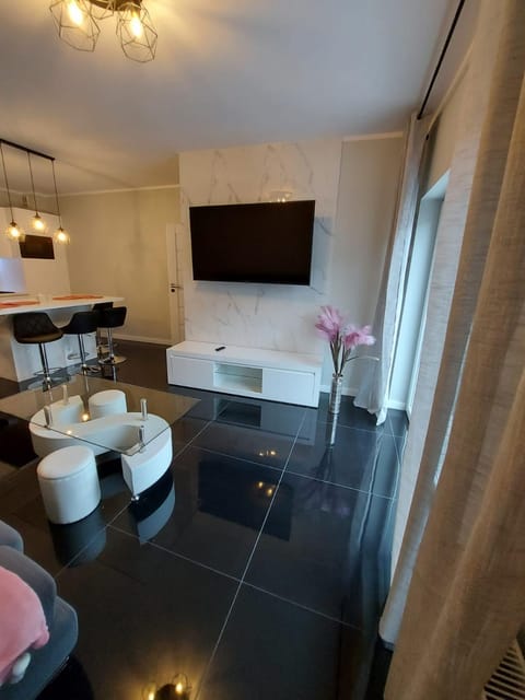 Apartament HAPPY 11 - BASEN & KORT TENISOWY, OCHRONA 24h - 3 sypialnie, dla maksymalnie 8 osób Apartment in West Pomeranian Voivodeship, Poland