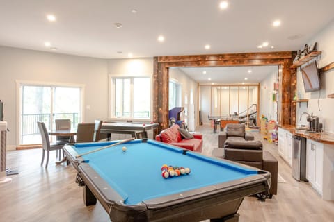 Ski in Ski Out with Huge Game Room and Hot Tub House in Alberta