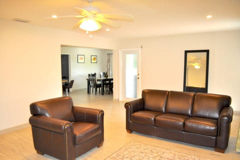 Lovely 3-bd, walk to bars, 9 min drive from beach! Heated pool. Casa in Oakland Park