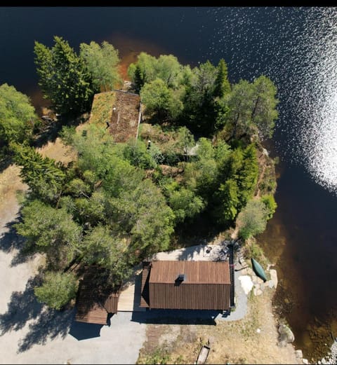 Property building, Day, Natural landscape, Bird's eye view, Lake view, River view