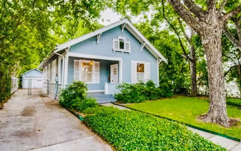 Pershing Place: Historic home with heated spa/pool by Zoo, Pearl, Golf, Witte House in San Antonio