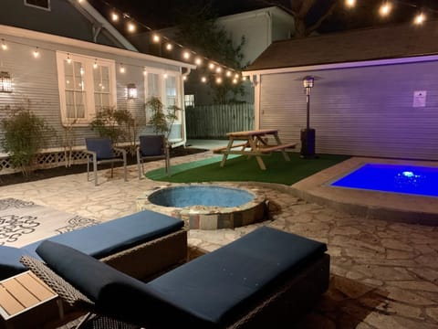 Pershing Place: Historic home with heated spa/pool by Zoo, Pearl, Golf, Witte House in San Antonio