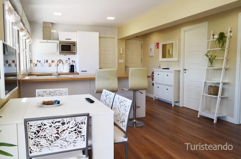 Kitchen or kitchenette, Dining area