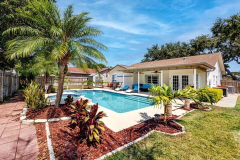 #5 Spectacular large 3 bedroom retreat with heated pool and HighSpeed Wi-Fi in Largo Haus in Pinellas Park