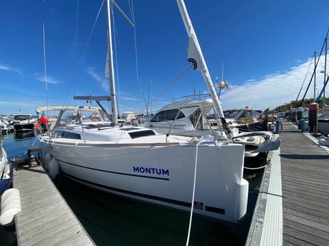 TROIA - Veleiro em marina Docked boat in Setúbal Municipality