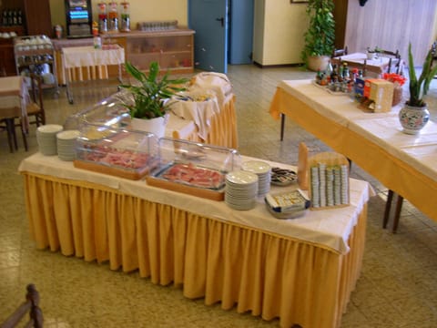 Restaurant/places to eat, Continental breakfast, Buffet breakfast