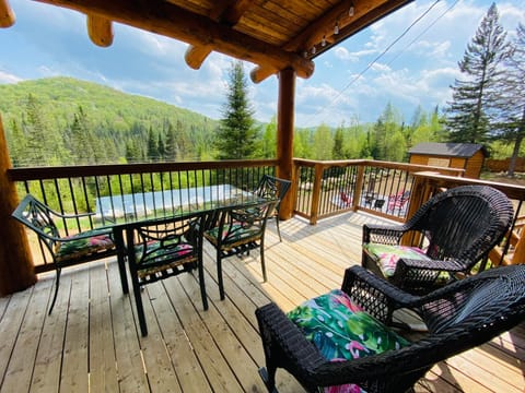 Artemis Log Cabin with Spa & Mountain View Chalé in Sainte-Agathe-des-Monts