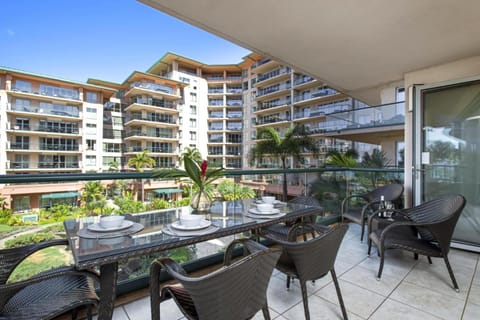 K B M Resorts- HKK-309 Extra large 2Bd, ocean views, 3 King beds, just 75 yards from the ocean Condo in Kaanapali