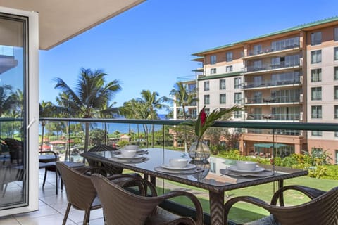 K B M Resorts- HKK-309 Extra large 2Bd, ocean views, 3 King beds, just 75 yards from the ocean Condo in Kaanapali