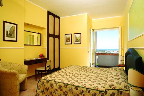 Photo of the whole room, Sea view