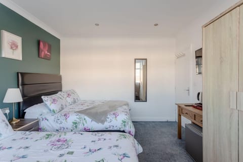 Room in Guest room - Apple House Wembley - Family room with shared bathroom Bed and Breakfast in Edgware