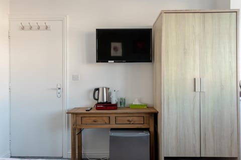 Room in Guest room - Apple House Wembley - Family room with shared bathroom Alojamiento y desayuno in Edgware