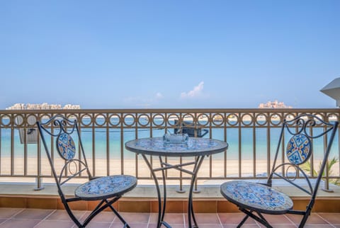 Vacay Lettings -Private Pool & Beach Villa at Palm Jumeirah Chalet in Dubai