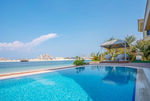 Vacay Lettings -Private Pool & Beach Villa at Palm Jumeirah Chalet in Dubai