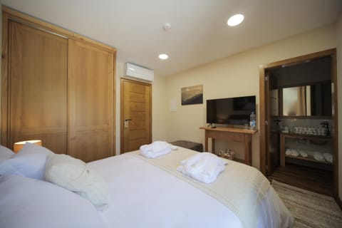 Bed, TV and multimedia, Bedroom, wardrobe, air conditioner