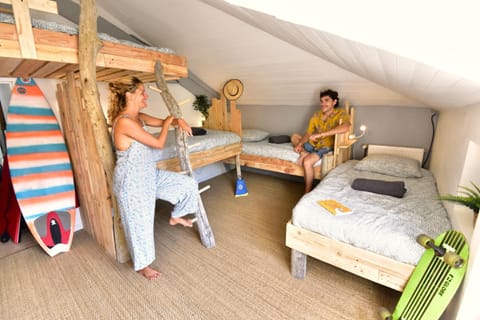 Bed, People, Photo of the whole room, Bedroom, group of guests, bunk bed