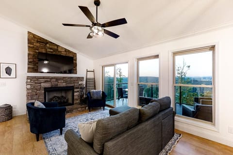 Panoramic View House in Norris Lake