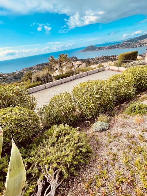 Bastidon pour 6 personnes vu Méditerranée Réf villa Plein Soleil House in Saint-Raphael