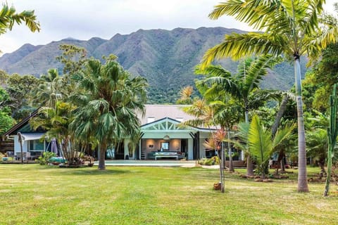 Property building, Nearby landmark, Day, Natural landscape, Garden, Garden view, Mountain view