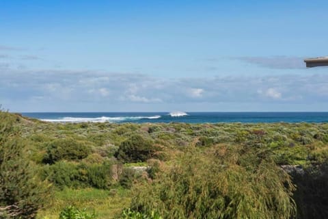 Ocean View walk to the beach & Surfers Point - Margaret River Properties Casa in Mitchell Drive