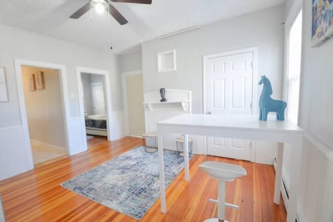 Beautiful 3 bed APT- Parking by MH Appartement in Providence