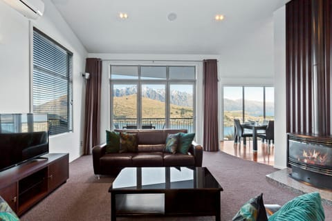 Paradise Peaks - Queenstown Holiday Home House in Queenstown