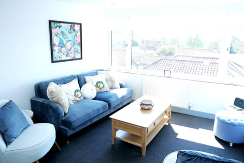 Sunset View, 2 bedrooms in the heart of Holt with parking Apartment in Holt