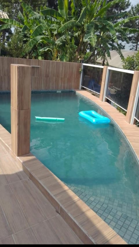 Casa com piscina e jacuzzi aquecida House in São José dos Pinhais