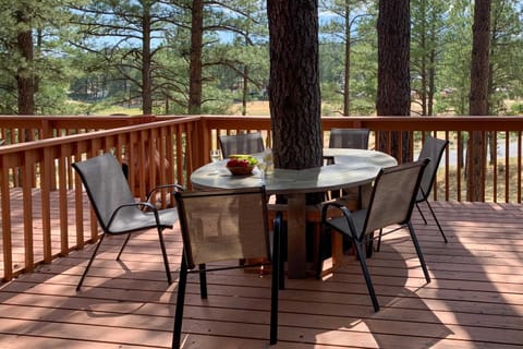 Forested Ruidoso Condo with Deck and Fireplace! Apartment in Ruidoso