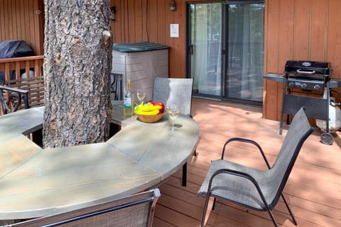 Forested Ruidoso Condo with Deck and Fireplace! Apartment in Ruidoso