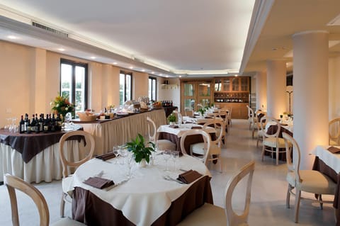 Restaurant/places to eat, Banquet/Function facilities