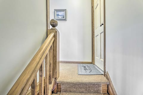 Pet-Friendly Mystic Apartment Walk Downtown! Apartamento in Mystic