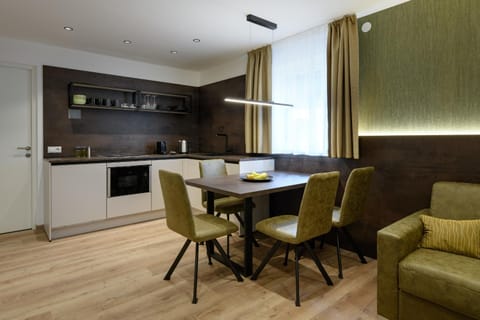 Kitchen or kitchenette, Dining area