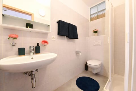 Shower, Toilet, Bathroom, towels