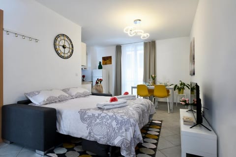 Bed, Living room