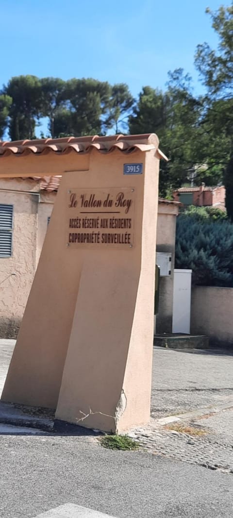 LE VALLON DU ROY plage à 600m à pieds Apartment in Sanary-sur-Mer