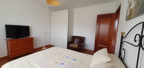 Bed, TV and multimedia, Bedroom, wardrobe