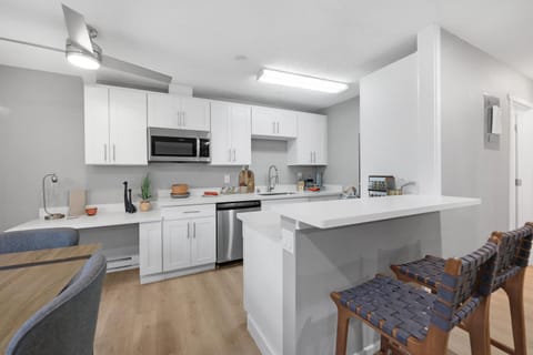 Cute Delightfully Remodeled Spacious Condo condo Apartment in Kent