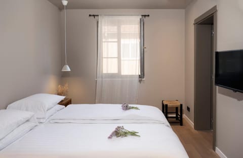 Bed, TV and multimedia, Photo of the whole room, Bedroom