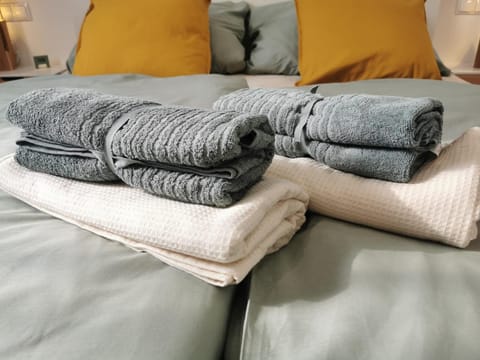 Bed, Bedroom, towels