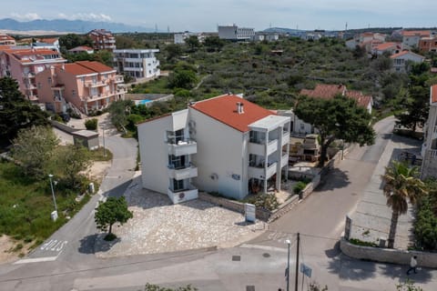 Property building, Day, Neighbourhood, Natural landscape, Bird's eye view, City view, Mountain view, Sea view, Street view, Location, Parking