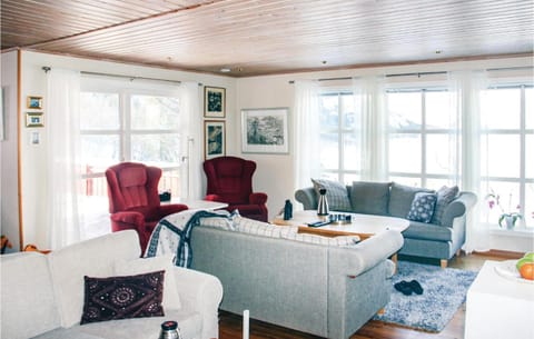 Beautiful home in Svolvr with 4 Bedrooms and WiFi Casa in Lofoten