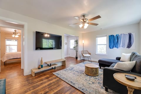 Fayetteville Retreat with Yard - Walk to Campus! Casa in Fayetteville