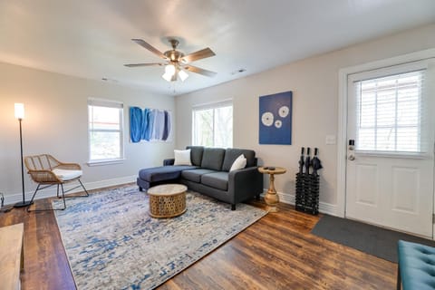 Fayetteville Retreat with Yard - Walk to Campus! Casa in Fayetteville